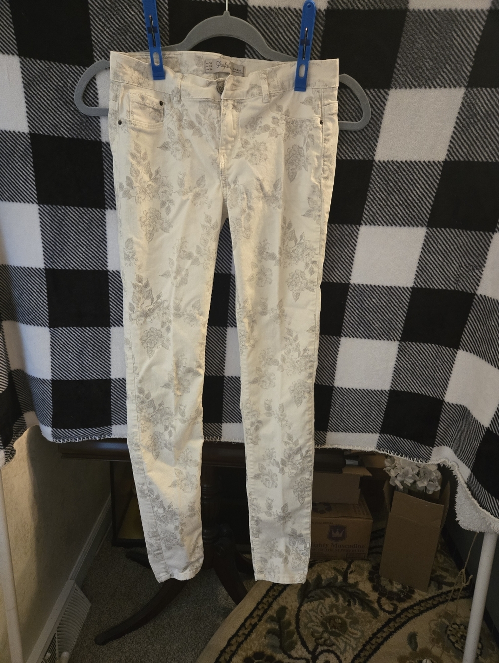 Zara Trafaluc White Jeans with Light Gray Floral Motif